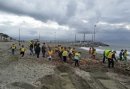 Gli alunni della scuola primaria di. Varazze hanno pulito la spiaggia