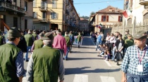 Festa di Alpini in un borgo