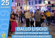 La bravissima Antonella Marchetti e la sua Orchestra in piazza Bovani